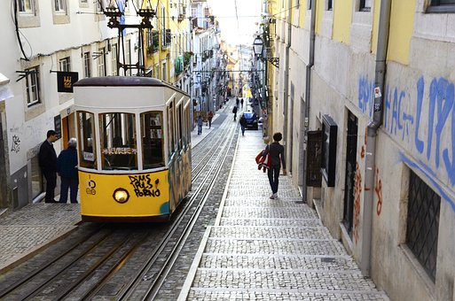 Portugal Rundreise Studienreise Lissabon Strassenbahn